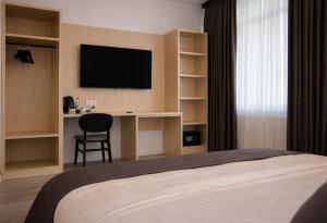 Televisyen dan/atau pusat hiburan di Niko Hotel am Hannover Hbf