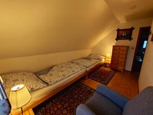 een kleine kamer met 2 bedden en een dressoir bij Chalupa Rejvíz in Rejvíz