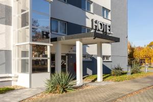 een gebouw met een uithangbord aan de zijkant bij Hotel 22 in Dessau