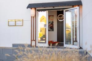 een hond die voor een winkeldeur zit bij Hotel 22 in Dessau +88 foto's