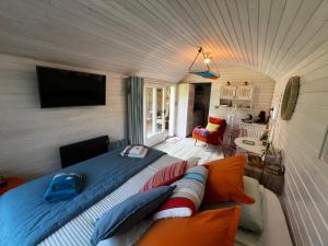 TV at/o entertainment center sa MAROSENIA TTIKI - Cabanes et Spa