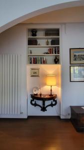 a room with a table with a lamp on it at Appartamento il roseto Gubbio in Gubbio