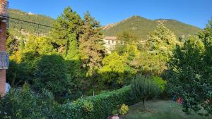 an overhead view of a garden with trees and a building at Appartamento il roseto Gubbio in Gubbio