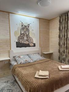 een slaapkamer met een tijgerfoto aan de muur bij Три горішки in Jaremtsje +57 foto's