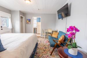 een slaapkamer met een bed, een bank en een tafel bij Charming French Studio Apartment in Laramie