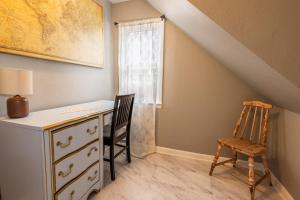 een kamer met een bureau, een stoel en een raam bij Charming French Studio Apartment in Laramie +20 foto's