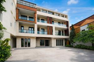 an apartment building with a large parking lot at Collection O Yayah Residence in Bogor