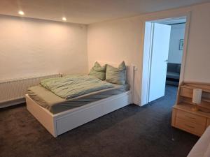 een kleine slaapkamer met een bed en een open deur bij Ferienwohnung Waldblick mit Sauna in Deutschneudorf