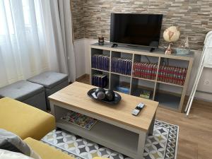 a living room with a tv and a coffee table at El Arca de Noé in Luarca