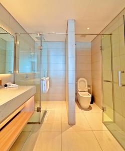 een badkamer met toilet en glazen douche bij SamSet Corner Seaview Studio A La Carte Ha Long Bay in Ha Long +55 foto's