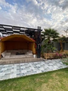 un cortile con un patio con una grande struttura di شاليه فيلا ـ Sw ـ بحديقة خارجية a Buraydah