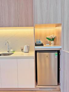 een keuken met een wastafel en een vaatwasser bij SamSet Corner Seaview Studio A La Carte Ha Long Bay in Ha Long