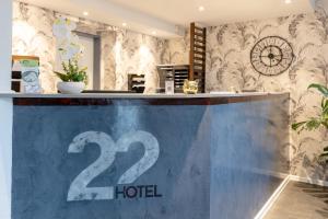 een hotelbalie met een klok aan de muur bij Hotel 22 in Dessau