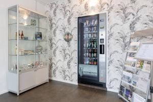 een automaat in een kamer met een muur bij Hotel 22 in Dessau