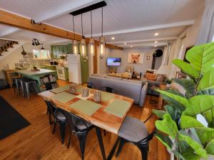 a living room with a table and a couch at L'Ancestrale spa, vue, salle d'arcades in La Malbaie