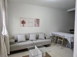 a living room with a couch and a table at Aconchego e paz in Rondonópolis