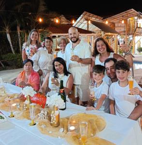 een groep mensen die rond een tafel met wijnglazen staan bij PiscinaCascolHostal in Puerto López +81 foto's