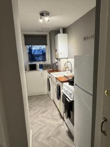 Nhà bếp/bếp nhỏ tại West End Flat +4 ảnh