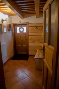 een hal met een houten deur en een raam bij Chalupa Rejvíz in Rejvíz +26 foto's