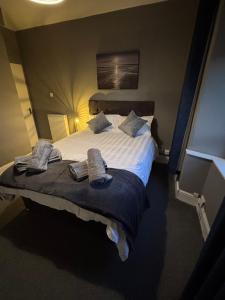 Giường trong phòng chung tại West End Flat