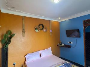 En eller flere senge i et værelse på Hilltop Haven Mpigi