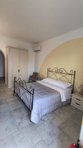 Giường trong phòng chung tại Il Canto del Mare Rooms & Suites