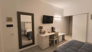 TV/trung tâm giải trí tại Il Canto del Mare Rooms & Suites