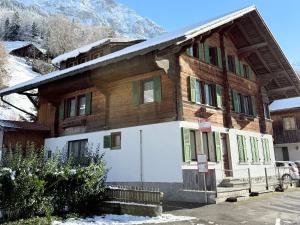 a house in the mountains with snow at Deine Auszeit mit Alpen- und Kanderblick in Kandergrund