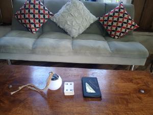 een woonkamer met een bank en een tafel bij Cabaña lago Río Celeste in El Achiote