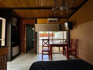 una camera da letto con tavolo, sedie e un letto di La Cabaña a Santa Clara del Mar Altre 16 foto