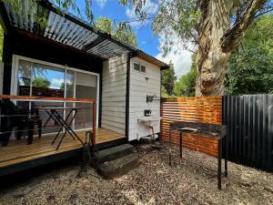 una piccola casa con terrazza e recinzione di La Cabaña a Santa Clara del Mar