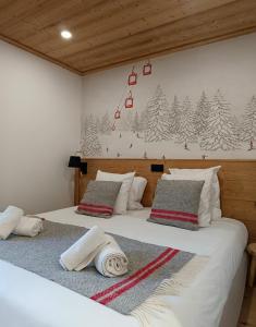 Giường trong phòng chung tại Hôtel Mont Thabor Serre Chevalier