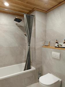 Phòng tắm tại Hôtel Mont Thabor Serre Chevalier +39 ảnh