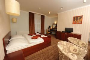 una camera d'albergo con un letto e una televisione di Hotel Encian a Rajecké Teplice