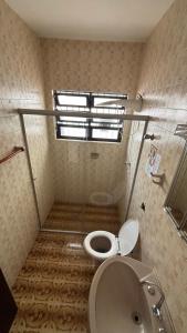 un bagno con un water, un lavandino e una finestra di Ubatuba Sport House a Ubatuba