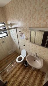 un bagno con un water e un lavandino di Ubatuba Sport House a Ubatuba