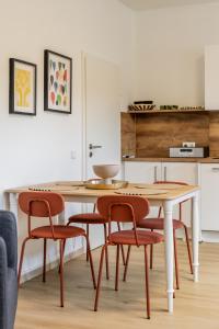 a kitchen with a table and four chairs at Ems Suite 1 in Warendorf