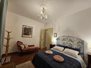 een slaapkamer met een blauw bed en een stoel bij Villa Carla - vicino alla Riviera del Conero e ai Colli dell' Infinito in Ancona