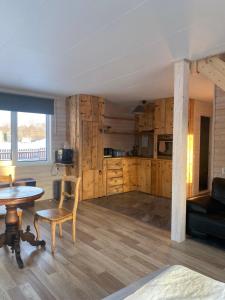a large living room with a table and a couch at Vesilinnu 2 in Aabla