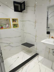 Adel Summer Annaba في عنابة: حمام بجدران من الرخام الأبيض ومغسلة +12 صورة