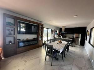 a kitchen and dining room with a table and chairs at Casa de los Agaves in Bernal