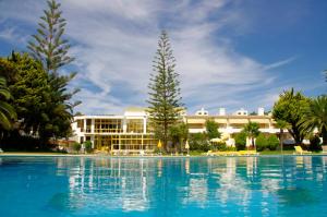 ヴィラモウラにあるVilamoura Beach & Pool Apartmentの建物前の大型スイミングプール