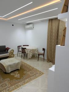 Adel Summer Annaba في عنابة: غرفة معيشة بها طاولة وكراسي