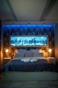 1 dormitorio con 1 cama grande con iluminación azul en Brooklyn Noclegi, en Jaslo