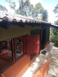 een gebouw met rode deuren aan de zijkant bij Descanso Rural Colombia in Marsella