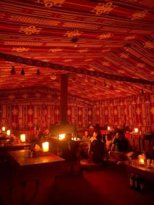瓦迪拉姆Wadi Rum Desert Experience的一个房间里，有人坐在壁炉旁 更多68张照片