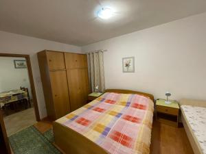 una camera con un letto con una trapunta colorata di Apartment Orbanić Cres a Cres