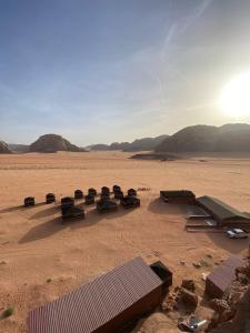 瓦迪拉姆Wadi Rum Desert Experience的沙漠中的一组太阳能电池板