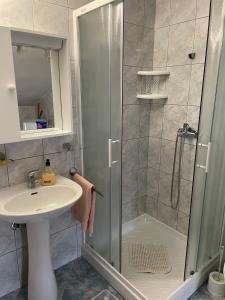 un bagno con doccia e lavandino di Apartment Orbanić Cres a Cres Altre 111 foto