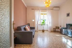 a living room with a couch and a tv at La casa di Nirvana in Bracciano